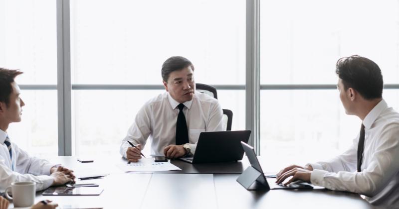 So sánh vai trò và trách nhiệm của Hội đồng quản trị và Tổng giám đốc trong doanh nghiệp
